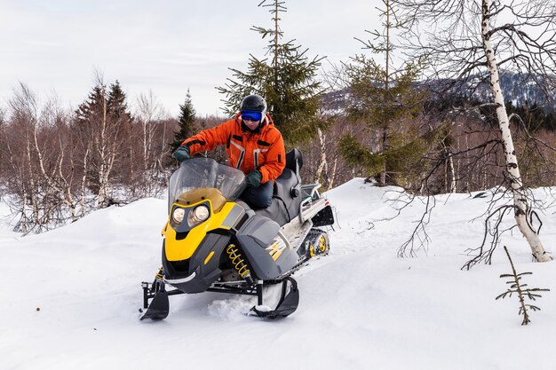 Atleta en una moto de nieve