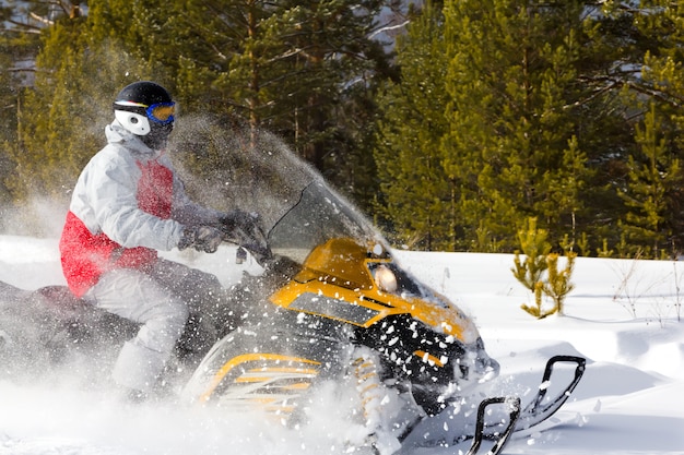 Foto atleta en una moto de nieve