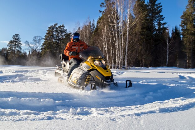 Atleta en una moto de nieve