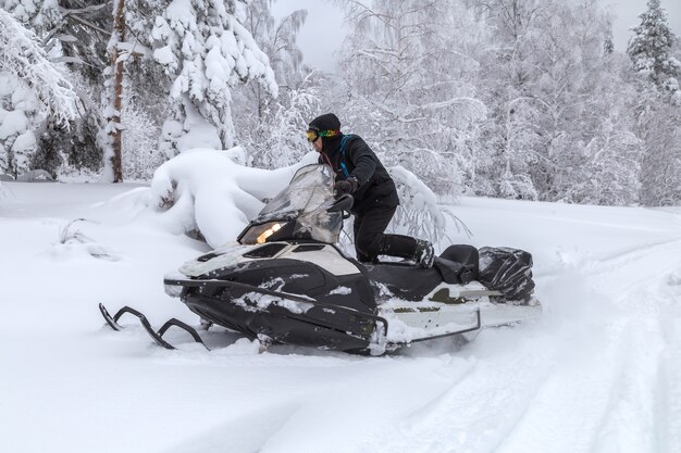 Foto atleta en una moto de nieve