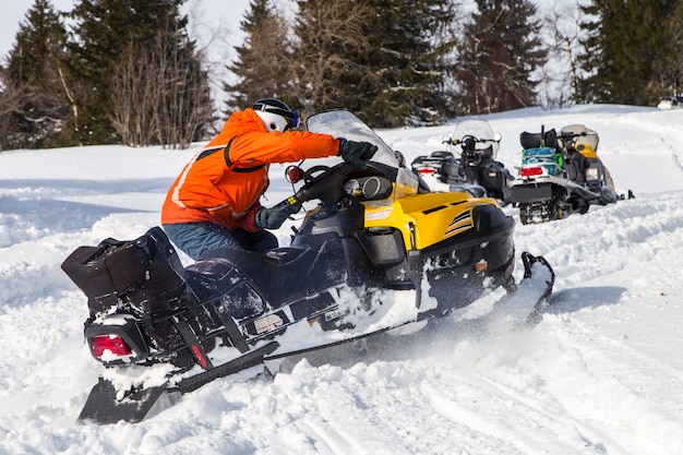 Atleta en una moto de nieve