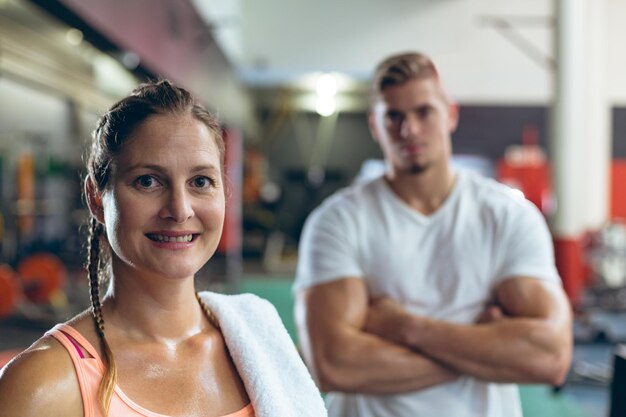 Foto atleta mujer mirando a la cámara en un gimnasio