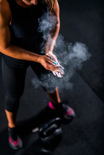 Atleta mujer poniendo tiza de levantamiento de pesas