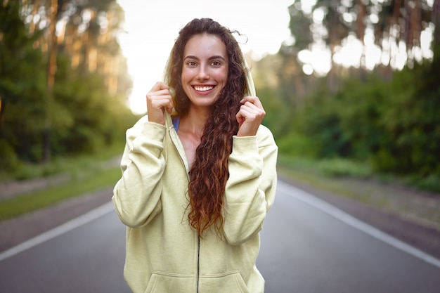 Atleta mujer sonriendo al aire libre