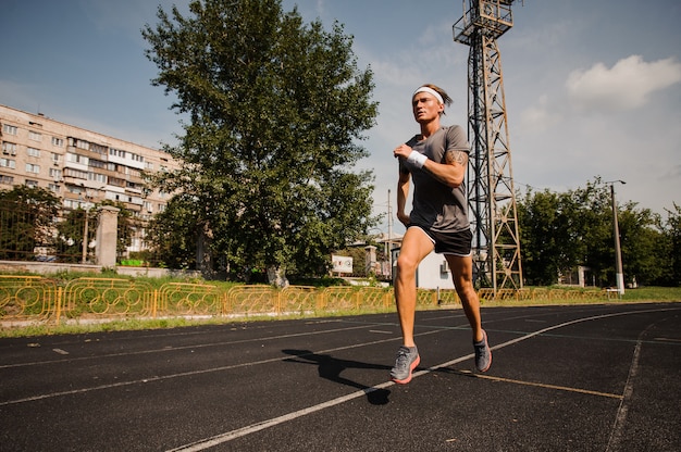 Atleta muscular da esteira no estádio