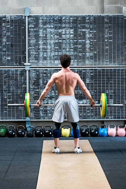 Atleta musculoso en forma visto desde la parte trasera