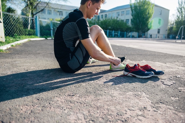 Atleta no estádio sapatos tênis