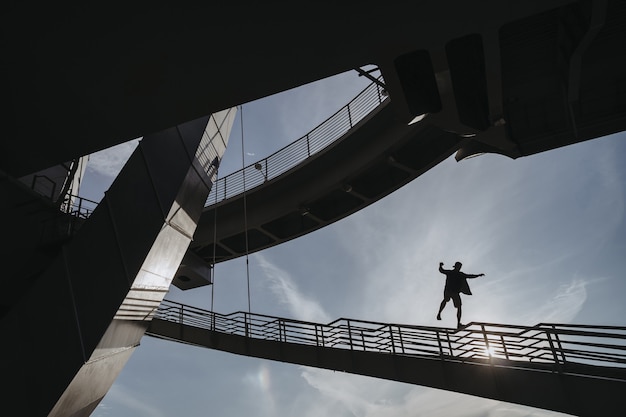 El atleta de Parkour arriesga su propia vida y realiza un truco mortal.