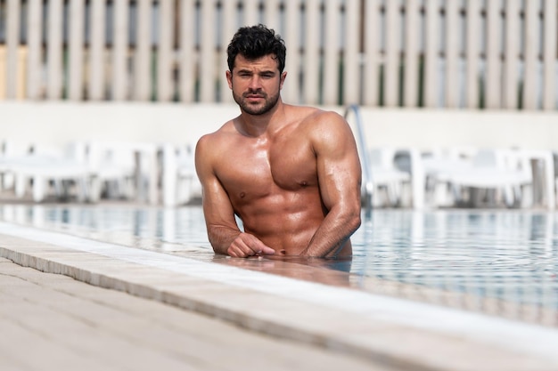 atleta en la piscina al aire libre