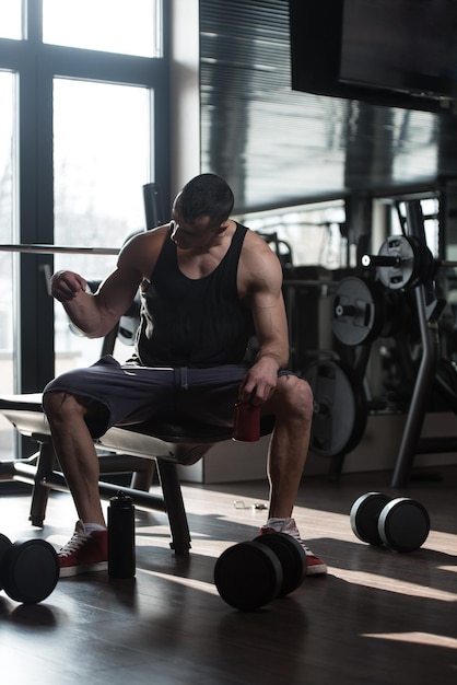 Atleta posando com suplementos para espaço de cópia