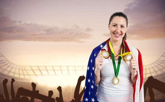 Foto atleta posando con medallas de oro después de la victoria.