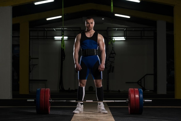 Foto atleta de powerlifter intento deadlift una barra pesada