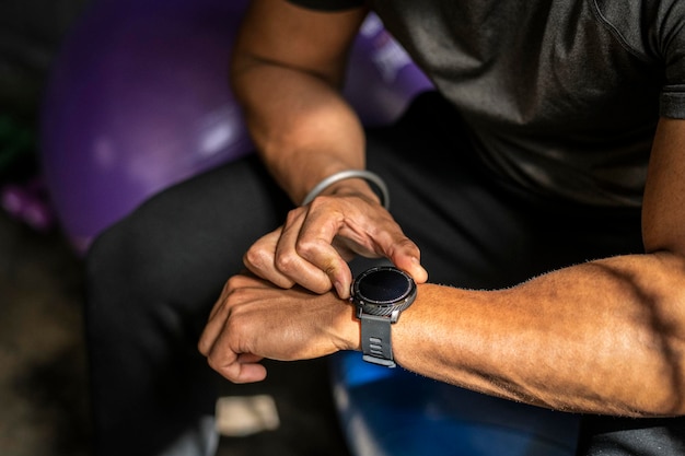 Atleta con un reloj inteligente en el gimnasio.