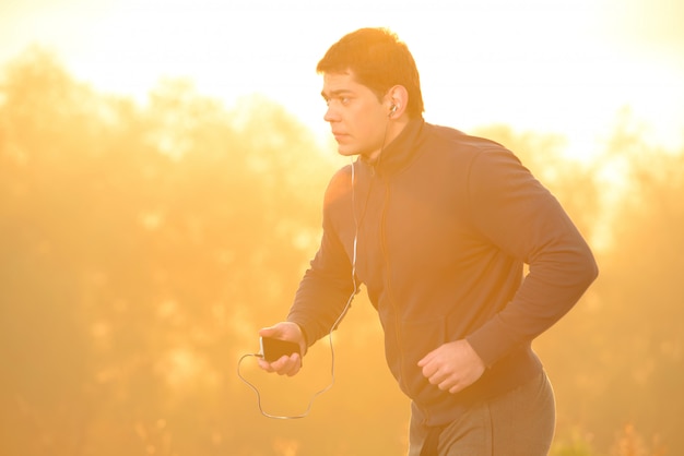 El atleta salió a correr por la mañana.