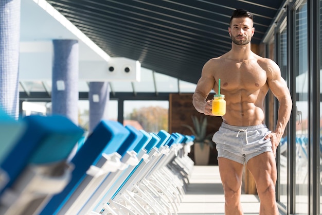 Atleta segurando um copo de suco de laranja