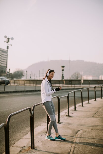 Atleta de sexo femenino joven que toma la rotura del entrenamiento corriente