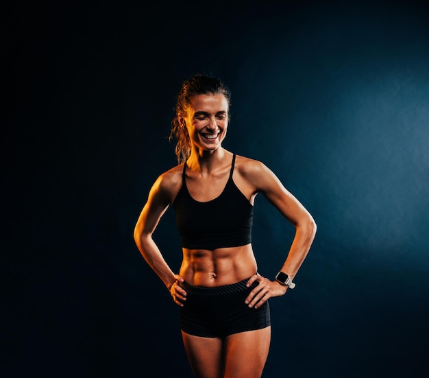 Atleta sorridente contra um fundo preto