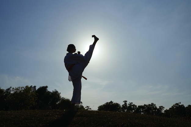 Atleta de taekwondo decidido practicando patadas altas