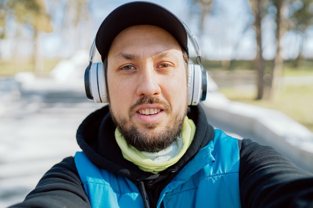 El atleta tiene una conversación de video por teléfono con un amigo entrenador vestido con ropa deportiva e inalámbrico