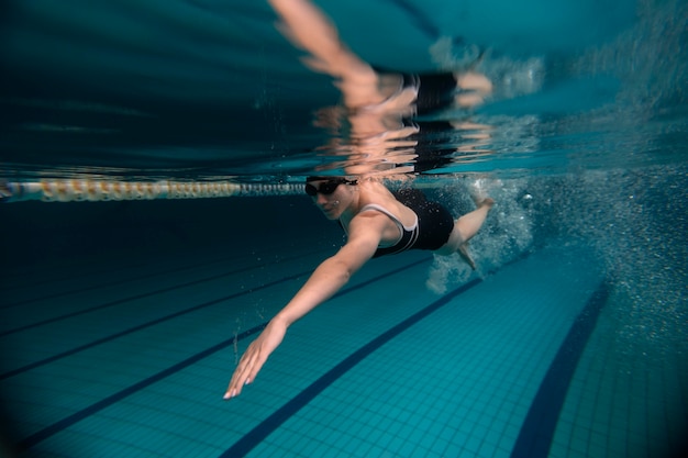 Foto atleta de tiro completo nadando bajo el agua