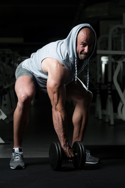 Atleta Trabajando Biceps En Un Gimnasio Rizos De Concentración Con Mancuernas