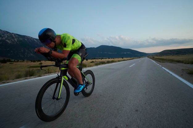 atleta de triatlón montando una bicicleta por la noche