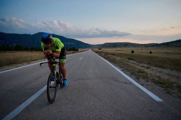 atleta de triatlón montando una bicicleta por la noche