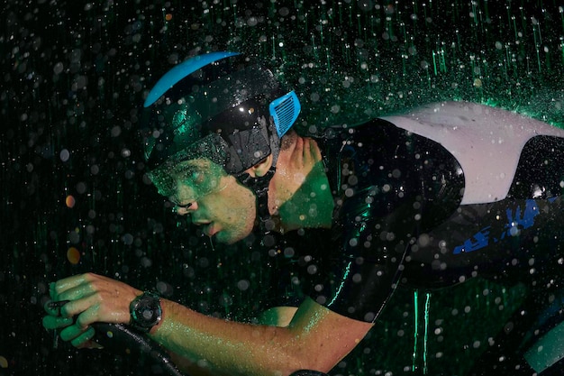 atleta de triatlón montando bicicleta rápidamente en una noche lluviosa