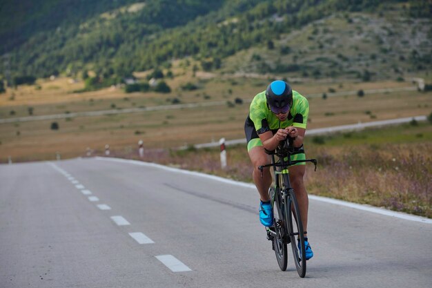 atleta de triatlón montando en bicicleta