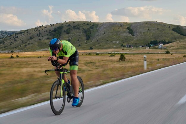 atleta de triatlón montando en bicicleta