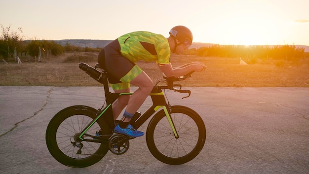 atleta de triatlón montando una bicicleta