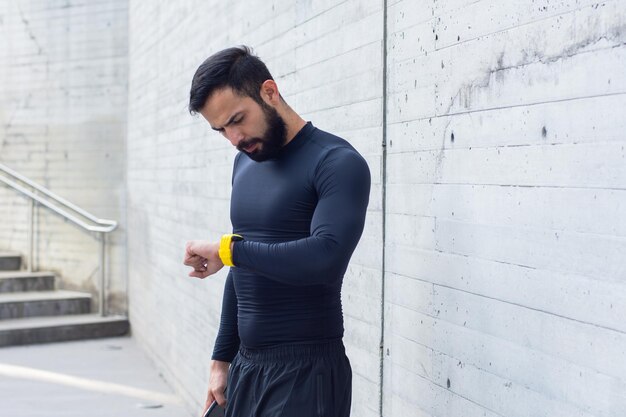 Atleta usando seu smartphone na rua