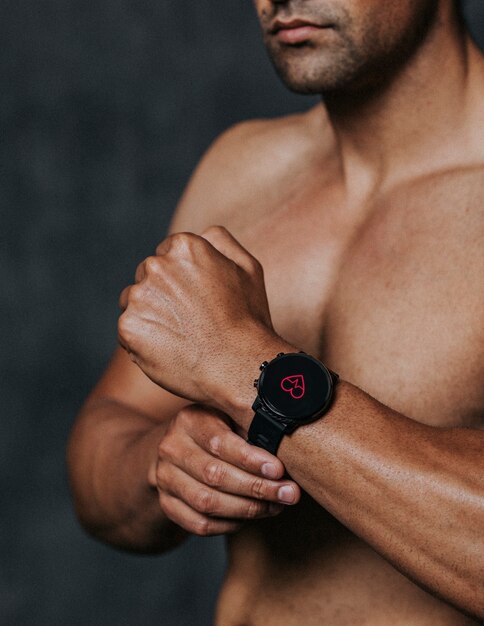 Atleta usando smartwatch na academia