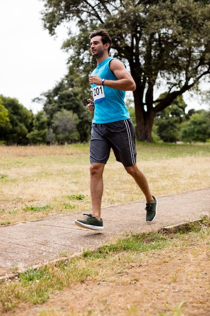 Atletas correndo corrida no parque