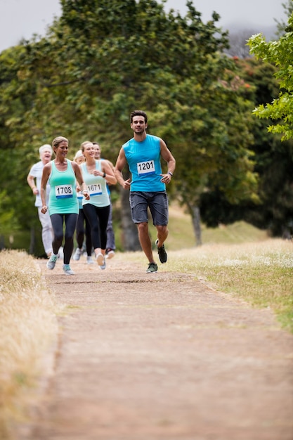 Foto atletas corriendo carrera en el parque