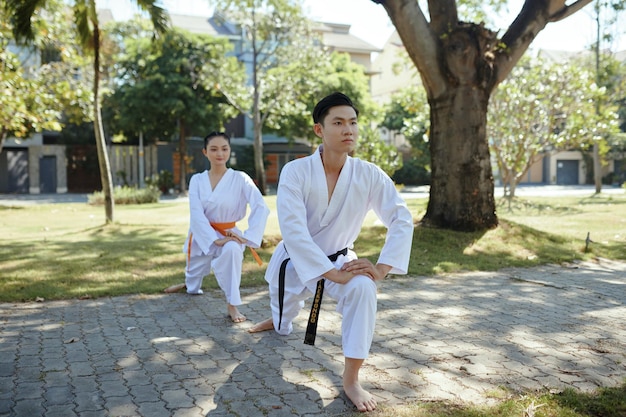 Atletas de taekwondo a aquecerem-se