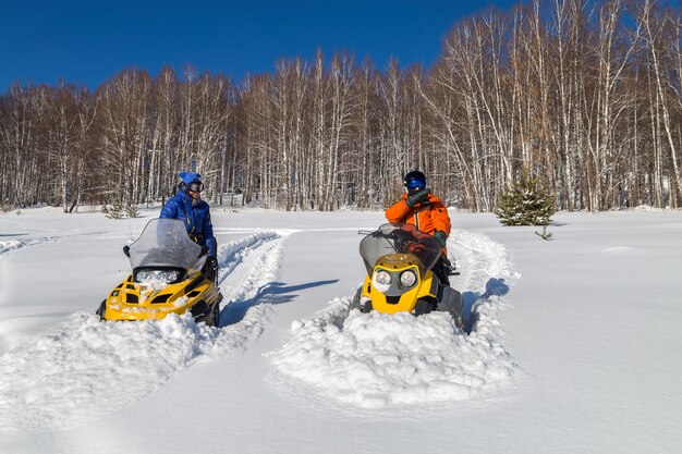 Atletas em um snowmobile.