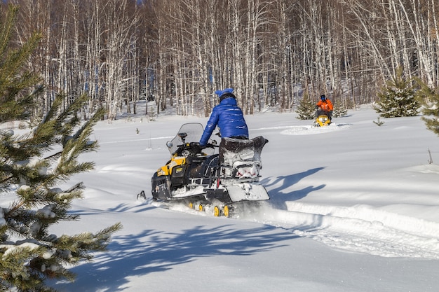 Atletas em um snowmobile.