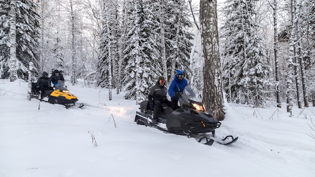 Atletas em um snowmobile.