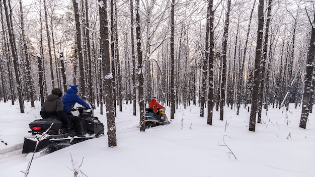 Foto atletas em um snowmobile.