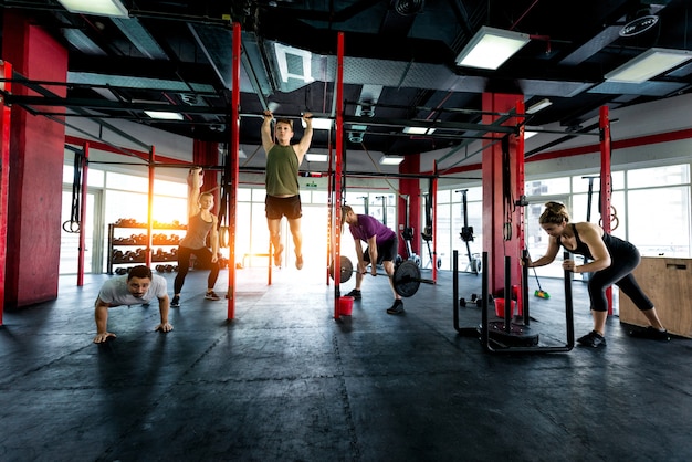 Atletas entrenando en un gimnasio de cross-fit