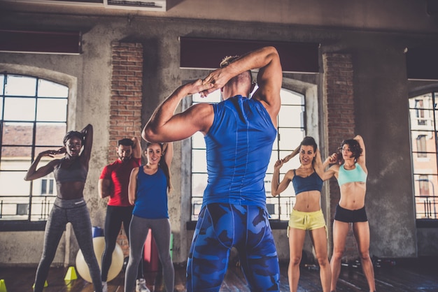 Foto atletas entrenando en un gimnasio