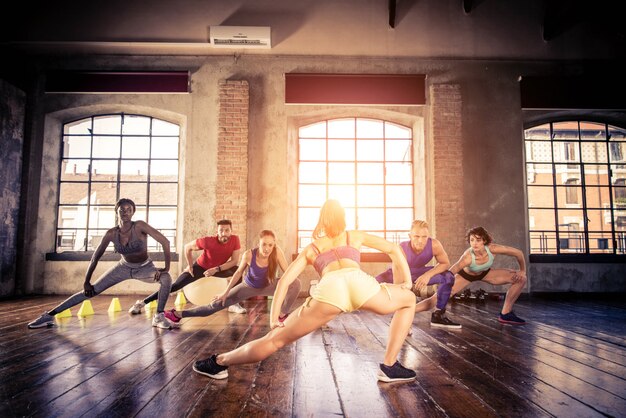 Foto atletas entrenando en un gimnasio