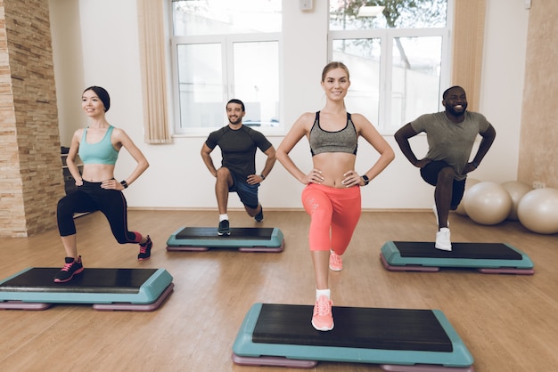 Atletas estão engajados em fitness no ginásio moderno.