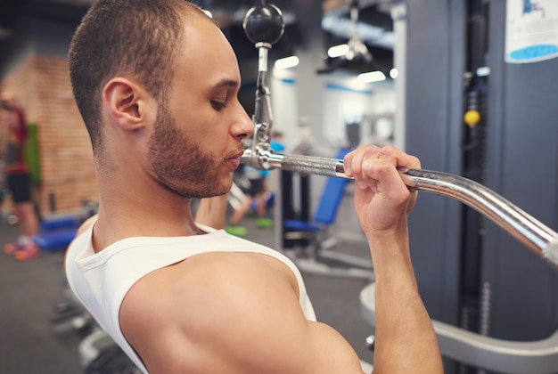 Atletas fortes treinando partes do bíceps