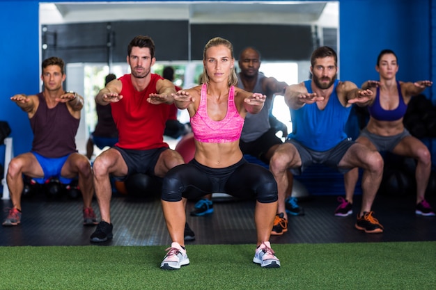 Atletas haciendo ejercicio en el gimnasio