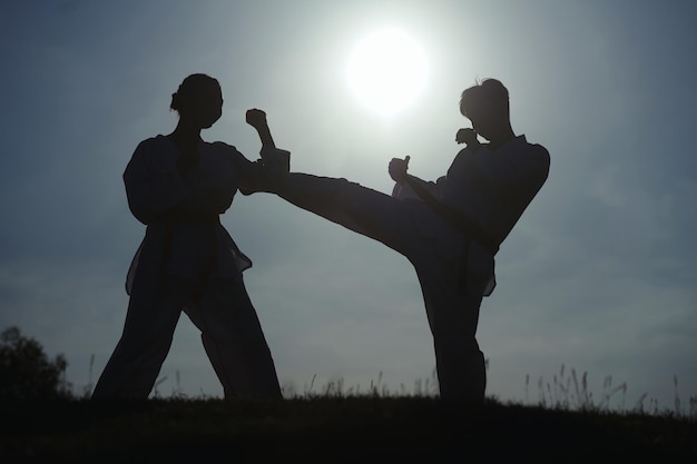 Atletas luchando contra el cielo