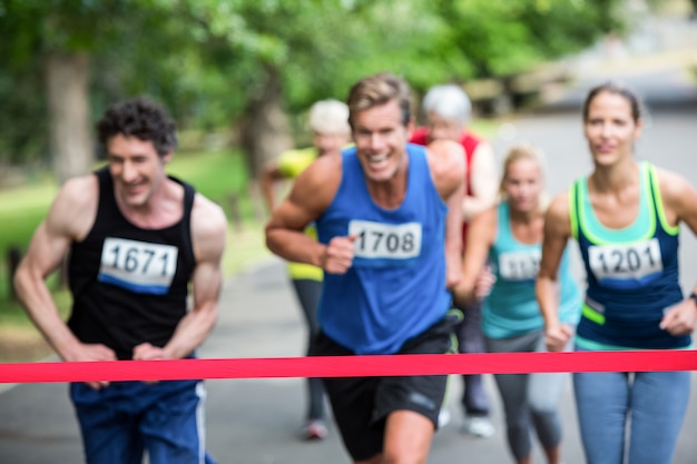 Atletas de maratón cerca de la línea de meta.