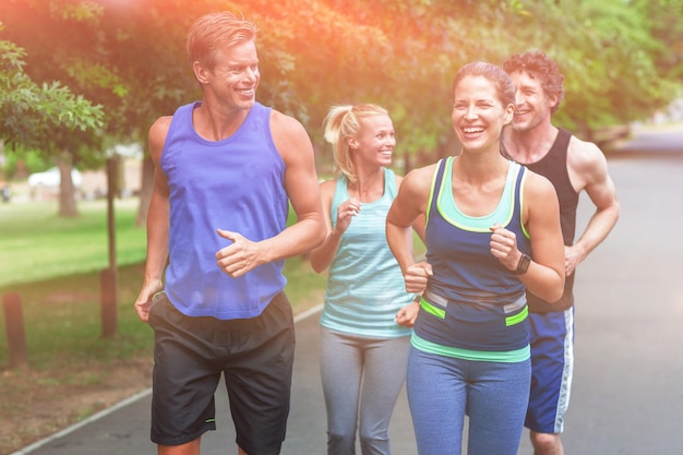 Foto atletas de maratón corriendo