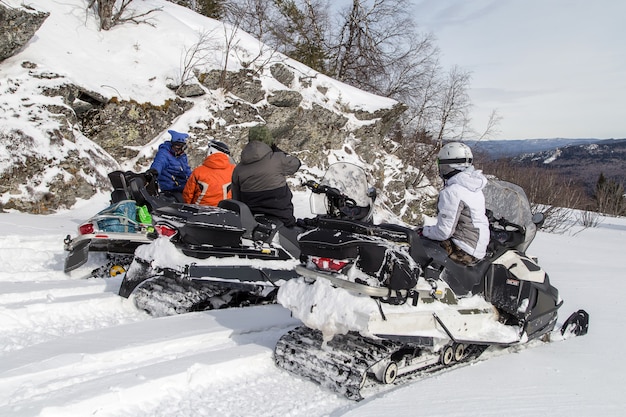 Atletas en una moto de nieve